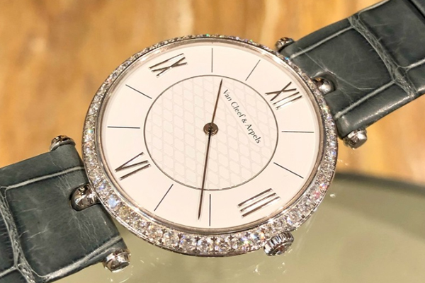 梵克雅宝皮埃尔·雅宝后镶钻全套二手表回收一般几折