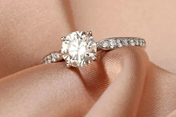 珠宝店钻石饰品是按售价的多少回收