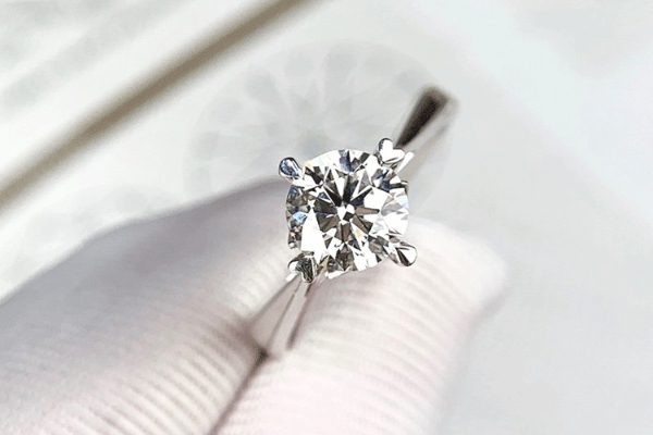 在回收市场中该怎么出售二手钻石戒指