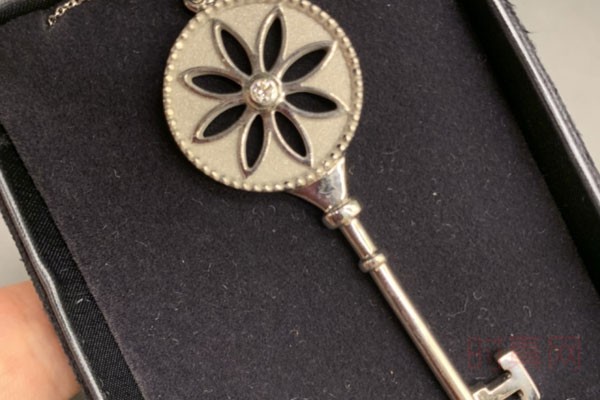 奢侈品蒂芙尼大号18k白金材质雏菊钥匙项链正面
