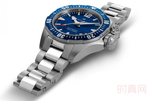 汉米尔顿卡其海军蓝蛙手表平铺展示