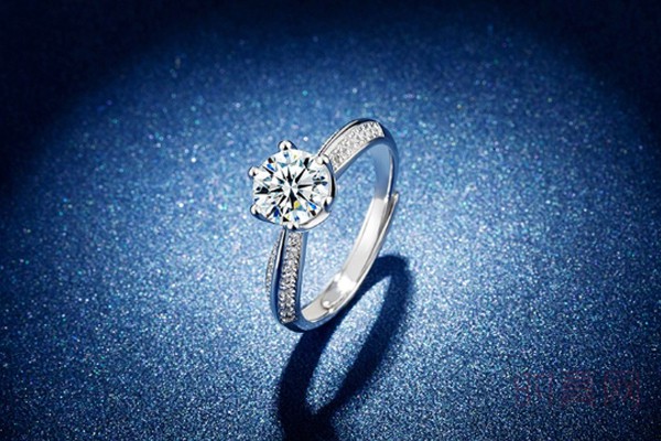 二手奢侈品钻石戒指外观展示